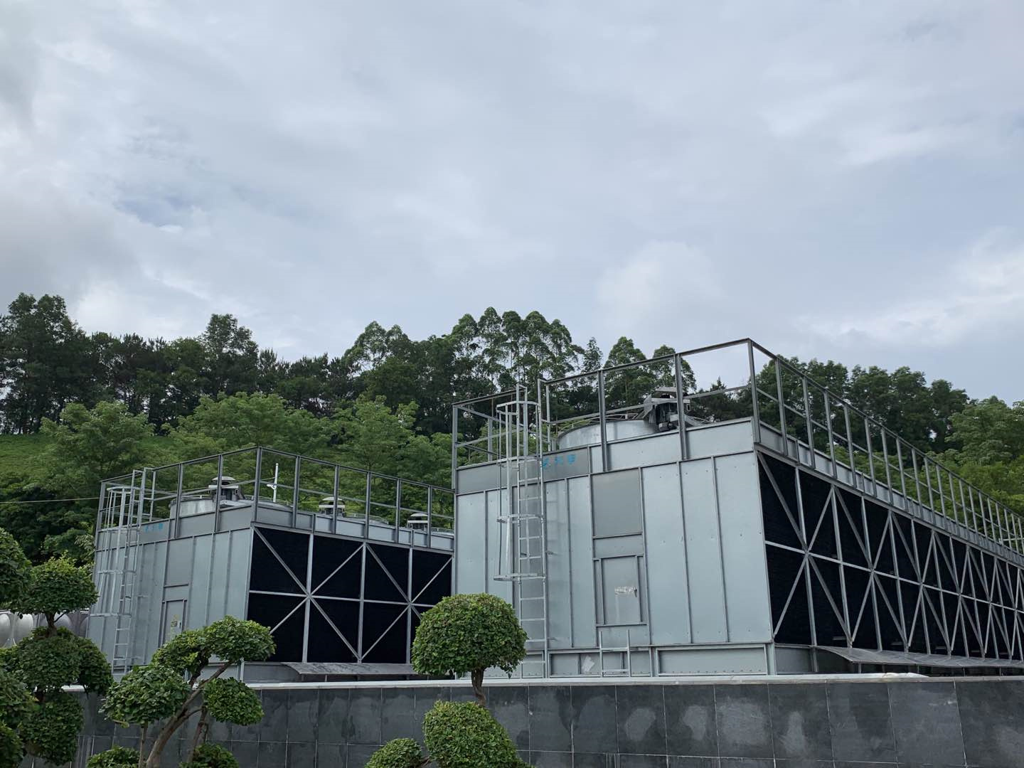 圓形玻璃鋼冷卻塔的組成,圓形玻璃鋼冷卻塔玻璃鋼冷卻棗強(qiáng)縣慶浩環(huán)保設(shè)